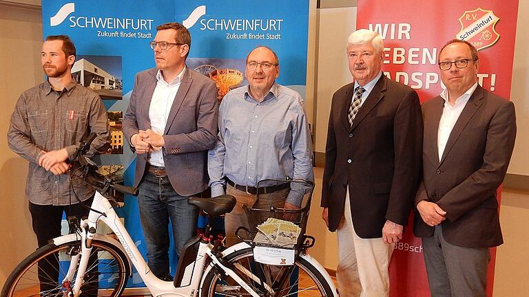 Hauptpreis beim Stadtradeln ist ein E-Bike von Winora. Bei der Pressekonferenz wurde von Steffen Fuchs (SRAM, Bild von links), Johannes Schöneich (RV 89), Karl-Heinz Kauczok und Ralf Brettin auch für die Bike Days geworben. Hauptpreis beim Stadtradeln ist ein E-Bike von Winora. Bei der Pressekonferenz wurde von Steffen Fuchs (SRAM, Bild von links), Johannes Schöneich (RV 89), Karl-Heinz Kauczok und Ralf Brettin auch für die Bike Days geworben.