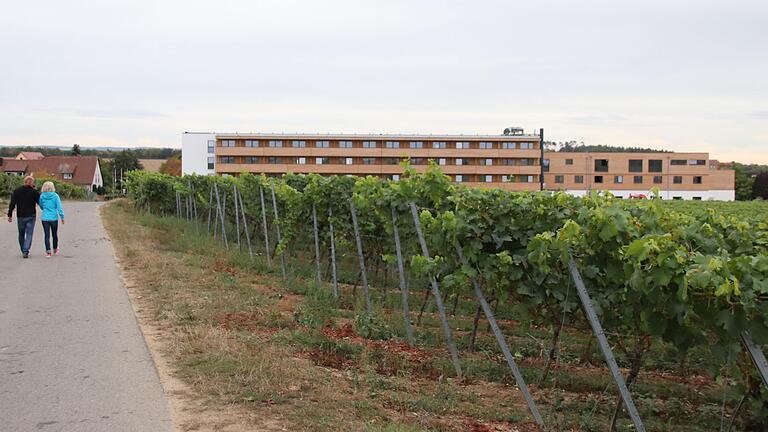 Das Weinhotel Römmert im Osten Volkachs ist längst in Betrieb, der Flächennutzungsplan für diesen Bereich wird jetzt erst im Nachhinein erarbeitet.