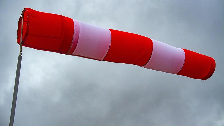 Ein Windsack steht in der Luft und zeigt somit recht starken Wind an. Erneut soll es in Unterfranken am Donnerstag stürmen.