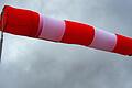 Ein Windsack steht in der Luft und zeigt somit recht starken Wind an. Erneut soll es in Unterfranken am Donnerstag stürmen.