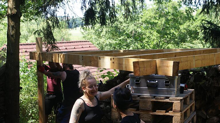 Im vergangenen Jahr entstand am Campingplatz ein Dachzeltdorf. Unser Bild zeigt Sybille Lux (vorne links) und Jessica Leicher (vorne rechts) beim Aufbau. - Im vergangenen Jahr entstand am Campingplatz ein Dachzeltdorf. Unser Bild zeigt Sybille Lux (vorne links) und Jessica Leicher (vorne rechts) beim Aufbau. Im vergangenen Jahr entstand am Campingplatz ein Dachzeltdorf. Unser Bild zeigt Sybille Lux (vorne links) und Jessica Leicher (vorne rechts) beim Aufbau. - Im vergangenen Jahr entstand am Campingplatz ein Dachzeltdorf. Unser Bild zeigt Sybille Lux (vorne links) und Jessica Leicher (vorne rechts) beim Aufbau.