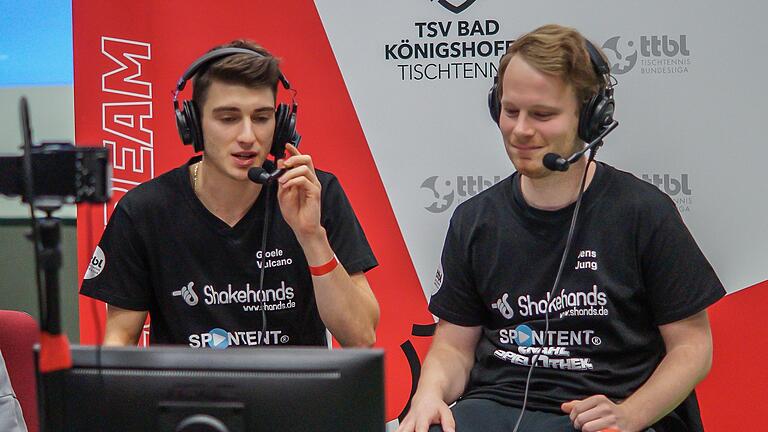 Jens Jung (rechts) und Gioele Vulcano informieren und unterhalten die Zuschauerinnen und Zuschauer des Livestreams während der Heimspiele des TSV Bad Königshofen in der Tischtennis-Bundesliga.