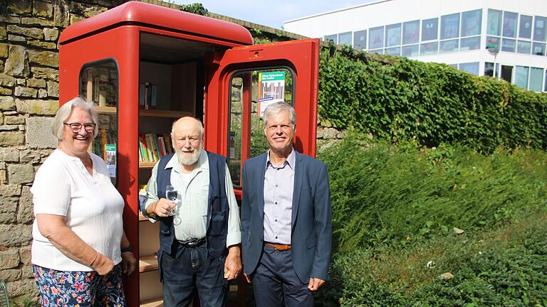 Der neue Bücherschrank am Platz vor dem Alten Friedhof kommt als Telefonzelle daher. Darüber freuen sich bei der Übergabe (von links) Bürgermeisterin Astrid Glos, der vormalige Besitzer der Telefonzelle Günther Dosch und Christian Blachnik von der Sparkasse Mainfranken. Der neue Bücherschrank am Platz vor dem Alten Friedhof kommt als Telefonzelle daher. Darüber freuen sich bei der Übergabe (von links) Bürgermeisterin Astrid Glos, der vormalige Besitzer der Telefonzelle Günther Dosch und Christian Blachnik von der Sparkasse Mainfranken.