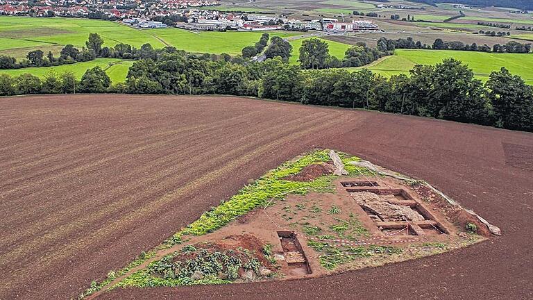 Blick von oben: Das Grabungsfeld auf dem Veitsberg bei Hohenroth. Blick von oben: Das Grabungsfeld auf dem Veitsberg bei Hohenroth.