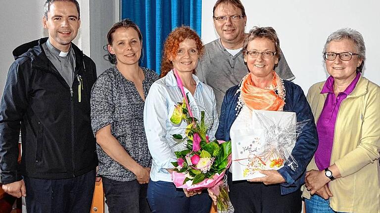 Ehrung beim Kindergartenträgerverein: (von links) Pfarrer Klaus Weber, Jasmin Möslein, Stefanie Niedermüller, Thilo Büttner, Jubilarin Marita Rentz und Marianne Schebler (Kirchenverwaltung).