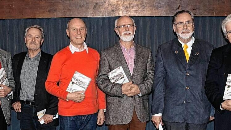 Ab sofort ist das Jahrbuch 2016 des Geschichts- und Museumsvereins Lohr erhältlich. Das Foto zeigt sechs der neun Autoren (von links): Herbert Bald, Theodor Ruf, Herbert Pfister, Josef Harth, Karl Anderlohr und Wolfgang Vorwerk.