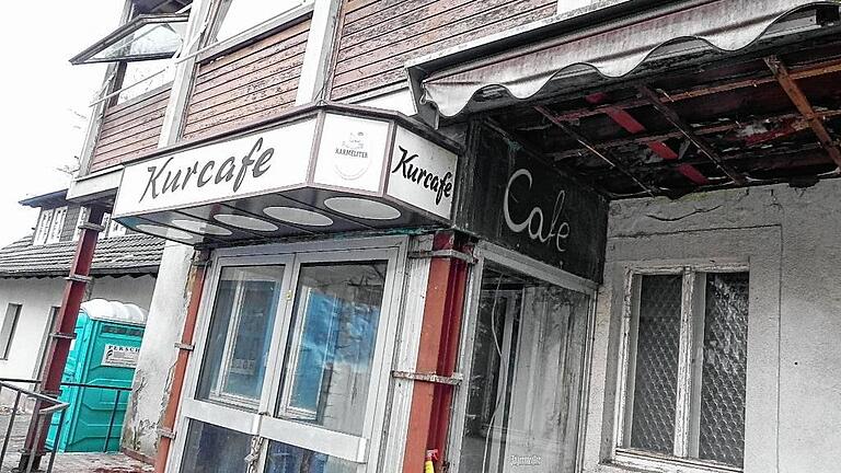 Die Außenwerbung erinnert noch an bessere Tage. Bald wird aber auch das Kurcafé der Vergangenheit angehören.