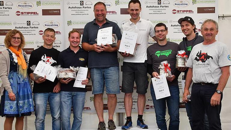 Adolf Kohl und Markus Scheuermann standen am Ende ganz oben auf dem Siegerpodest, gefolgt von Pascal Kreins und Matthias Prowald (links) und dem schweizerischen Duo Roman Hugi und Marcel Bieri, flankiert von der Vorsitzenden der Würzburger Ballonfahrer, Anne-Sofie Geßner, und FSC-Vorstand Franz Scheuermann. Adolf Kohl und Markus Scheuermann standen am Ende ganz oben auf dem Siegerpodest, gefolgt von Pascal Kreins und Matthias Prowald (links) und dem schweizerischen Duo Roman Hugi und Marcel Bieri, flankiert von der Vorsitzenden der Würzburger Ballonfahrer, Anne-Sofie Geßner, und FSC-Vorstand Franz Scheuermann.