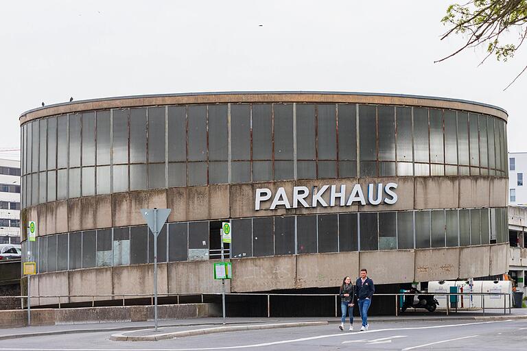 Das Quellenbachparkhaus ist eine Alternative zu den privat betriebenen Parkplätzen direkt am Bahnhof. Das Quellenbachparkhaus ist eine Alternative zu den privat betriebenen Parkplätzen direkt am Bahnhof.