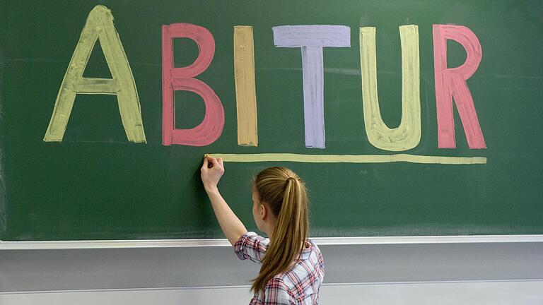In München arbeitet das Kultusministerium gemeinsam mit Lehrern, Schülern und Eltern an einem Fahrplan, unter welchen Bedingungen das Abitur dieses Jahr stattfinden kann. In München arbeitet das Kultusministerium gemeinsam mit Lehrern, Schülern und Eltern an einem Fahrplan, unter welchen Bedingungen das Abitur dieses Jahr stattfinden kann.