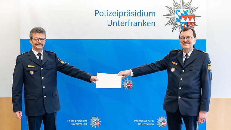 Georg Bieberich (links) mit Polizeipräsident Gerhard Kallert. Georg Bieberich (links) mit Polizeipräsident Gerhard Kallert.