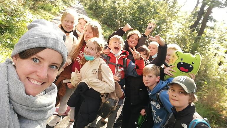 Das Bild zeigt Begleitlehrerin Julia Karl (links) mit einigen Schülern, die voller Begeisterung ihre erste Klassenfahrt am EGM erlebten.