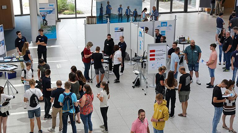 Beim Tag der Ausbildung bei Knauf in Iphofen konnten sich Besucher aus erster Hand über die Ausbildungsberufe und Dualen Studienmöglichkeiten im Unternehmen informieren.