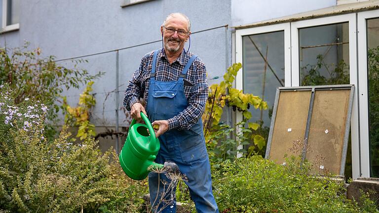 Martin Landwehr - hier im Herbst 2022 in seinem Garten in Giebelstadt (Lkr. Würzburg) - hat durch seine Zisterne schon jede Menge Leitungswasser gespart. Martin Landwehr - hier im Herbst 2022 in seinem Garten in Giebelstadt (Lkr. Würzburg) - hat durch seine Zisterne schon jede Menge Leitungswasser gespart.