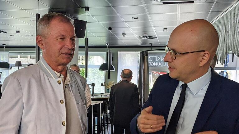 Oberbürgermeister Dirk Vogel (SPD, rechts) im Gespräch mit Investor und Projektentwickler Martin Geisendörfer bei der Hotel-Eröffnung. - Oberbürgermeister Dirk Vogel (SPD, rechts) im Gespräch mit Investor und Projektentwickler Martin Geisendörfer bei der Hotel-Eröffnung. Oberbürgermeister Dirk Vogel (SPD, rechts) im Gespräch mit Investor und Projektentwickler Martin Geisendörfer bei der Hotel-Eröffnung. - Oberbürgermeister Dirk Vogel (SPD, rechts) im Gespräch mit Investor und Projektentwickler Martin Geisendörfer bei der Hotel-Eröffnung.