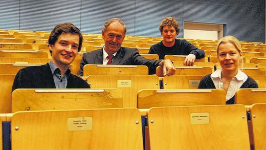 Das gleiche Ziel: Antoine Habersetzer von der Hochschulgruppe Weltladen, Franz-Josef Radermacher vom Club of Rome, Florian Lessing vom AK Ökologie und Estelle Herlyn vom Ökosozialen Forum Deutschland (von links) wollen das Thema Nachhaltigkeit an die Uni Würzburg bringen. Das gleiche Ziel: Antoine Habersetzer von der Hochschulgruppe Weltladen, Franz-Josef Radermacher vom Club of Rome, Florian Lessing vom AK Ökologie und Estelle Herlyn vom Ökosozialen Forum Deutschland (von links) wollen das Thema Nachhaltigkeit an die Uni Würzburg bringen.