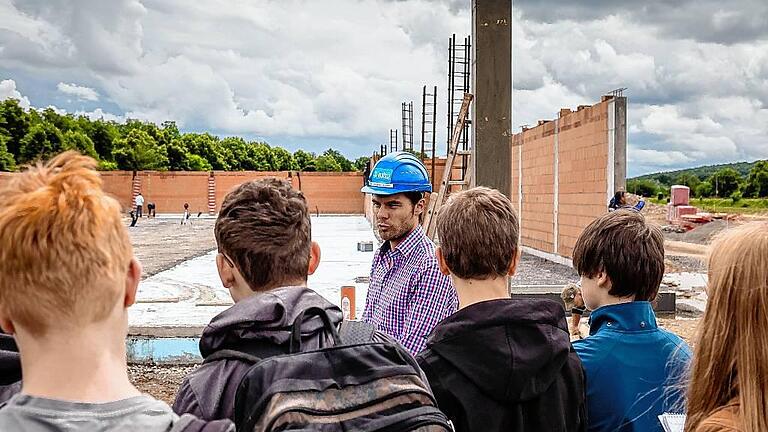 Sechs Monate Zeit für das neue Fachzentrum Schonungen. Projektleiter Johannes Arnold erklärt Schülern, wie hier gebaut wird.