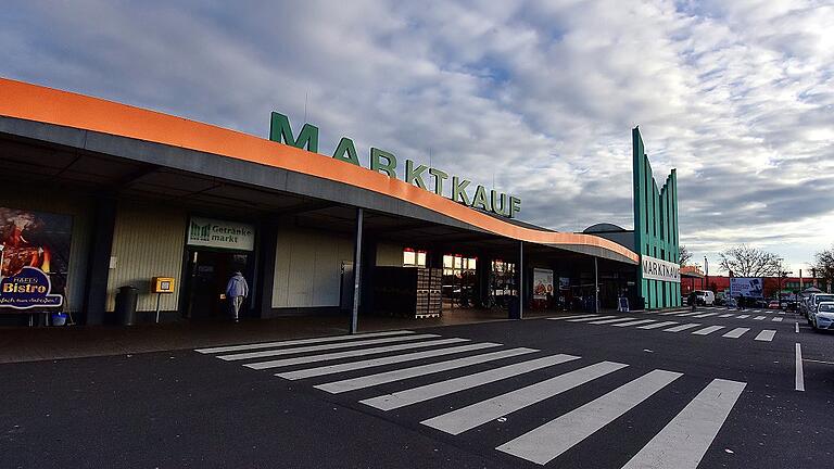 Im Osten den Stadtteils dominieren Einkaufsmärkte wie der Marktkauf &ndash; Teil der Edeka-Gruppe.