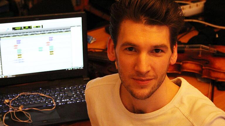 Filmkomponist Damian Scholl hat gemeinsam mit einem Kollegen die Musik zu dem Sciencefiction-Doko-Drama Ökozid geschrieben. Filmkomponist Damian Scholl hat gemeinsam mit einem Kollegen die Musik zu dem Sciencefiction-Doko-Drama Ökozid geschrieben.