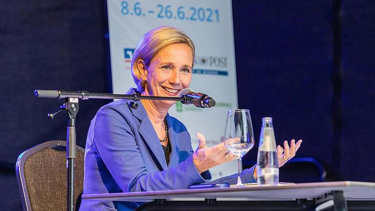 Ausverkaufter Abend beim MainLit Festival am Freitag 25.06.21 mit der Lesung der Autorin Amelie Fried 'Die Spur des Schweigens' im Gut Wöllried in Rottendorf.