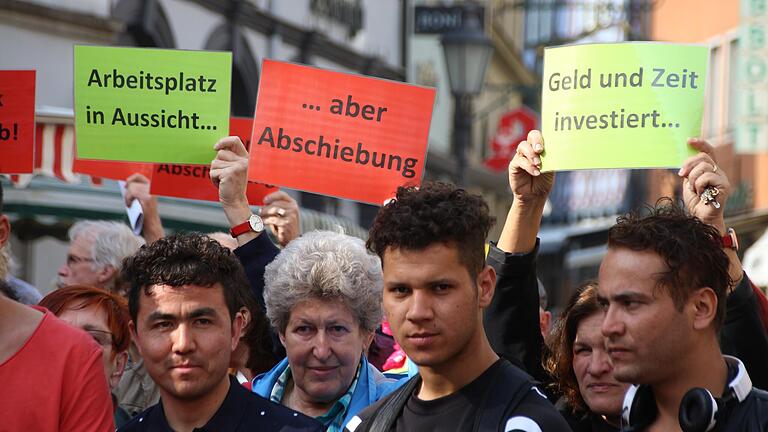 Blick zurück: Mit einer Mahnwache auf dem Marktplatz in Kitzingen haben rund 50 Flüchtlinge und ehrenamtliche Helfer 2017 den sofortigen Stopp der Abschiebungen nach Afghanistan gefordert. Diese sind seit der Machtübernahme der Taliban im August 2021 ausgesetzt. Blick zurück: Mit einer Mahnwache auf dem Marktplatz in Kitzingen haben rund 50 Flüchtlinge und ehrenamtliche Helfer 2017 den sofortigen Stopp der Abschiebungen nach Afghanistan gefordert. Diese sind seit der Machtübernahme der Taliban im August 2021 ausgesetzt.