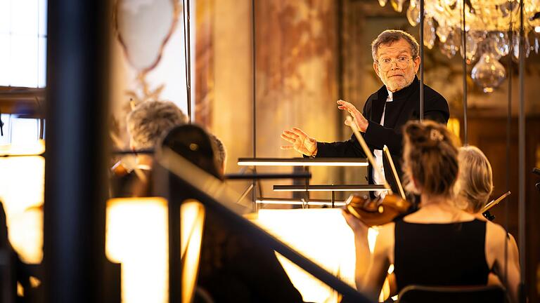 Abseits jeglicher Gefühligkeit: Christophe Rousset am Pult seines Orchesters Les Talens Lyriques. Abseits jeglicher Gefühligkeit: Christophe Rousset am Pult seines Orchesters Les Talens Lyriques.