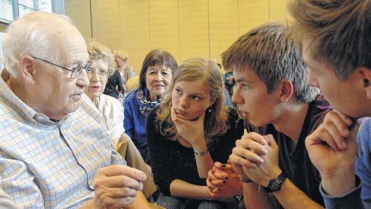 Sie hingen an seinen Lippen: John Schwabacher, jüdischer Überlebender des Nationalsozialismus, fesselte seine Zuhörer – eine Gruppe von Schülern der 11. Klasse des Deutschhaus-Gymnasiums – als er aus seiner Jugend und von dem Erlebten erzählte. Sie hingen an seinen Lippen: John Schwabacher, jüdischer Überlebender des Nationalsozialismus, fesselte seine Zuhörer – eine Gruppe von Schülern der 11. Klasse des Deutschhaus-Gymnasiums – als er aus seiner Jugend und von dem Erlebten erzählte.
