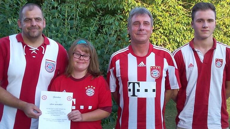 Die Führungsmannschaft des Bayern-Fanclubs mit Lena Schubert, die zu einem Heimspiel der Bayern mitfahren durfte. Von links: Uwe Werrlein, Lena Schubert, Vorsitzender Michael Walter und Marcell Walter. Die Führungsmannschaft des Bayern-Fanclubs mit Lena Schubert, die zu einem Heimspiel der Bayern mitfahren durfte. Von links: Uwe Werrlein, Lena Schubert, Vorsitzender Michael Walter und Marcell Walter.