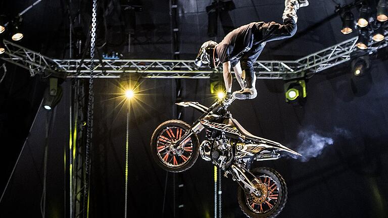 Die Freestyle Jumper im Circus Flic Flac zeigen unglaubliche Stunts mit 40-Meter-Sprüngen. Die Freestyle Jumper im Circus Flic Flac zeigen unglaubliche Stunts mit 40-Meter-Sprüngen.