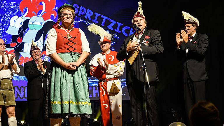 Ordensverleihung bei der Schwarzen Elf: (von links) Adi Schön, Bezirkspräsident Tobias Brand, Ludi Paul im Kostüm als „Stasi“, Schembartläufer Thomas Klopf, Ordenskanzler Norbert Schober und Präsident Marco Anderlik. Ordensverleihung bei der Schwarzen Elf: (von links) Adi Schön, Bezirkspräsident Tobias Brand, Ludi Paul im Kostüm als „Stasi“, Schembartläufer Thomas Klopf, Ordenskanzler Norbert Schober und Präsident Marco Anderlik.