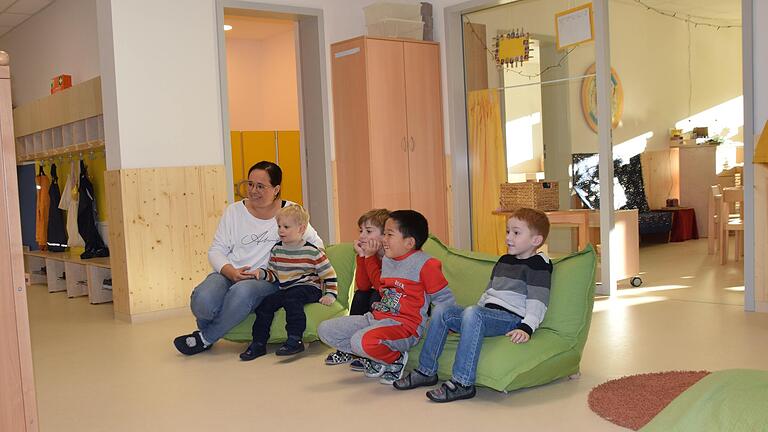 Ein Blick in den 'Marktplatz' im neuen Kindergarten in Karbach. Die Kinder sehen sich dort gerade ein Puppenspiel an. Ein Blick in den 'Marktplatz' im neuen Kindergarten in Karbach. Die Kinder sehen sich dort gerade ein Puppenspiel an.