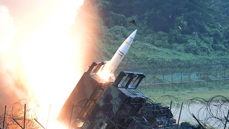 Artillerie-Raketen ATACMS.jpeg - Die Ukraine darf nun auch deutsche Waffen gegen Ziele auf russischem Boden einsetzen. Kanzler Scholz war lange gegen den Beschluss. Artillerie-Raketen ATACMS.jpeg - Die Ukraine darf nun auch deutsche Waffen gegen Ziele auf russischem Boden einsetzen. Kanzler Scholz war lange gegen den Beschluss.