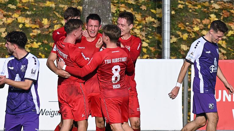 Pure Erleichterung: Zum Abschluss der Vorrunde bejubelten die Spieler des TSV Aubstadt einen 5:2-Heimerfolg gegen den Tabellenvorletzten FC Eintracht Bamberg.