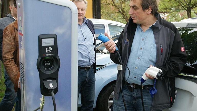 Rauhenebrach denkt über eine Ladesäule für Elektromobile nach. Energieberater Günther Lieberth (rechts), hier an der Ladesäule am Ubiz in Oberschleichach, informierte die Gemeinderäte. Rauhenebrach denkt über eine Ladesäule für Elektromobile nach. Energieberater Günther Lieberth (rechts), hier an der Ladesäule am Ubiz in Oberschleichach, informierte die Gemeinderäte.