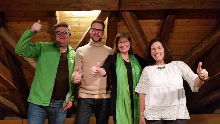 Karen Heußner (Zweite von rechts) feiert mit (von links) Gerhard Müller (Bezirksrat), Sven Winzenhörlein (Bezirksrat) und Kerstin Celina (Landtagsabgeordnete) ihren Einzug in die Sitchwahl um den Landratsposten.