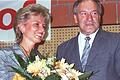 Blumen für die Gewinnerin: Tamara Bischof im Oktober 2000 nach der gewonnenen Landratswahl mit dem damaligen Wiesentheider Bürgermeister und Kreisvorsitzenden der Freien Wähler, Walter Hahn.