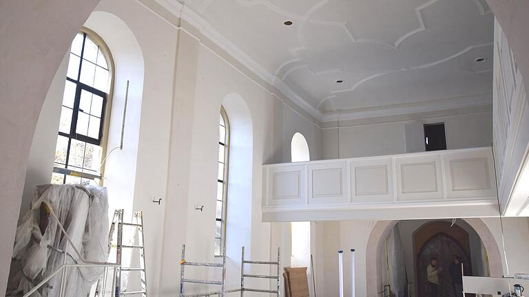 Hell und licht wirkt nach der Renovierung der Kirchenraum. Der Stuck an der Decke wird nun deutlich sichtbar. Hell und licht wirkt nach der Renovierung der Kirchenraum. Der Stuck an der Decke wird nun deutlich sichtbar.