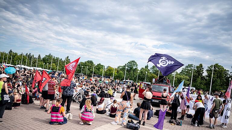 Konzert der Band Rammstein in Berlin.jpeg - Teilnehmer der Demonstration «Kein Rammstein-Konzert in Berlin!» protestieren vor dem Olympiastadion. Konzert der Band Rammstein in Berlin.jpeg - Teilnehmer der Demonstration «Kein Rammstein-Konzert in Berlin!» protestieren vor dem Olympiastadion.