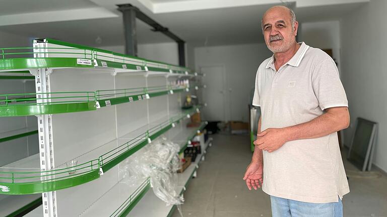 Noch sind die Regale und Theken leer, bald sollen Waren und Essen im ehemaligen Café-Gebäude verkauft werden, zeigt Mitarbeiter Sherif Taktak. Noch sind die Regale und Theken leer, bald sollen Waren und Essen im ehemaligen Café-Gebäude verkauft werden, zeigt Mitarbeiter Sherif Taktak.