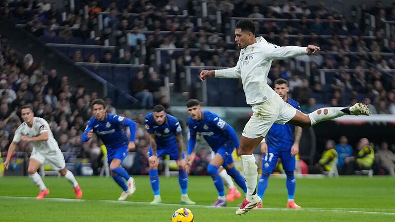 Real Madrid - FC Getafe       -  Jude Bellingham trifft sicher vom Punkt.