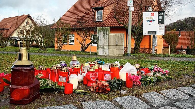 Kerzen stehen in Unterschleichach (Lkr. Haßberge) an der Stelle, an der Janina am frühen Morgen des Neujahrstages von einem Schuss tödlich getroffen wurde. Kerzen stehen in Unterschleichach (Lkr. Haßberge) an der Stelle, an der Janina am frühen Morgen des Neujahrstages von einem Schuss tödlich getroffen wurde.