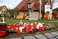 Kerzen stehen in Unterschleichach (Lkr. Haßberge) an der Stelle, an der Janina am frühen Morgen des Neujahrstages von einem Schuss tödlich getroffen wurde.