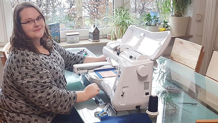 Jessica Dümig hat sich im Frühjahr eine Stickmaschine gekauft. Seitdem stickt sie, sobald sie Freizeit hat. Jessica Dümig hat sich im Frühjahr eine Stickmaschine gekauft. Seitdem stickt sie, sobald sie Freizeit hat.