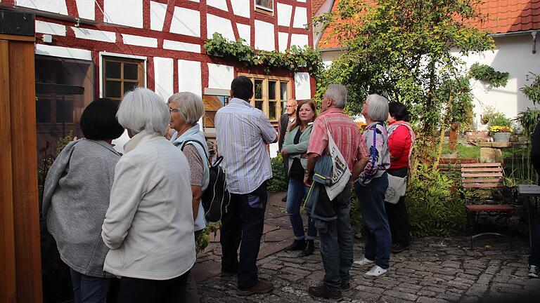 Von Hof zu Hof: An insgesamt vier sanierten Häusern in Hundsbach wurde beim Dorfspaziergang ein Halt einlegt. Von Hof zu Hof: An insgesamt vier sanierten Häusern in Hundsbach wurde beim Dorfspaziergang ein Halt einlegt.