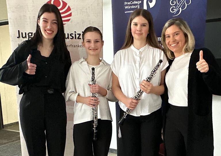 Je einen ersten Preis mit Weiterleitung zum Landeswettbewerb in Kempten sichern sich (von links): Alexandra Gkasdrogka, Charlotte Steck, Sophia Wilpert und Flavia Käfer. Je einen ersten Preis mit Weiterleitung zum Landeswettbewerb in Kempten sichern sich (von links): Alexandra Gkasdrogka, Charlotte Steck, Sophia Wilpert und Flavia Käfer. 