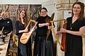 Alice Selinger, stellvertretende Landrätin Eva Böhm, Kreiskulturmanagerin Dr. Astrid Scherpf und das 'Ensemble Lyrae' mit Romina De La Fuente, Laura Bohlander und Claire Benard (von links) besuchten die mittelalterliche 'Kräuterkammer' in der neuen Ausstellung.
