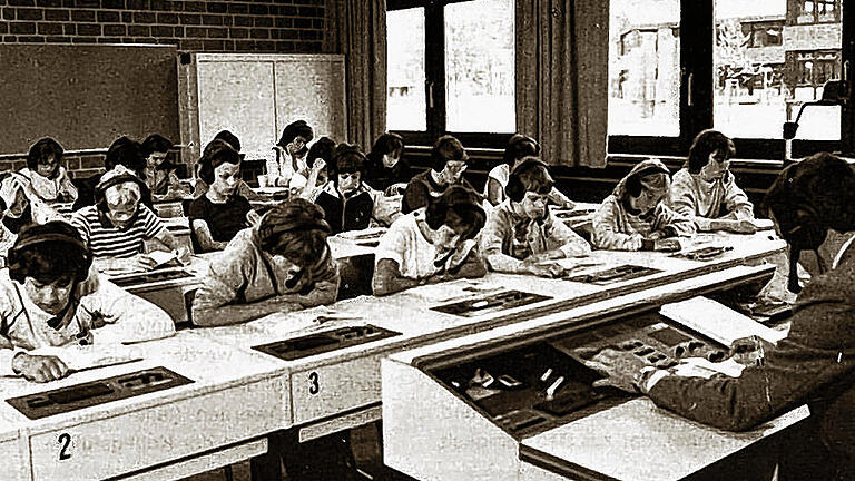 Nur eine Erinnerung: Aufs Sprachlabor waren sie am Gymnasium besonders stolz. Dort konnten die Schüler den Klang einer Fremdsprache nachvollziehen. Nur eine Erinnerung: Aufs Sprachlabor waren sie am Gymnasium besonders stolz. Dort konnten die Schüler den Klang einer Fremdsprache nachvollziehen.