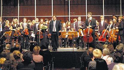 Jugendsinfonieorchester der Rheinischen Musikschule Köln gastiert in der Wandelhalle - (pm) Am Freitag, 25. Oktober, um 19.30 Uhr gastiert das Jugendsinfonieorchesters der Rheinischen Musikschule Köln in Bad Mergentheim. Seit über 20 Jahren finden diese hochkarätigen Konzerte in der Wandelhalle statt. Ab 19.30 Uhr spielen die jungen Musiker bei freiem Eintritt unter der Leitung von Alvaro und Egon Joseph Palmen das Herbstprogramm mit Werken von Giuseppe Verdi, Aram Khachaturian und Pjotr Iljitsch Tschaikowsky, teilt die Stadtverwaltung in einer Presseerklärung mit. Das Jugendsinfonieorchester der Rheinischen Musikschule wurde 1976 von Egon-Joseph Palmen anlässlich einer szenischen Aufführung der Mozart-Oper „La finta giardiniera“ bei den „Brauweiler Festwochen“ gegründet. Damals noch 35 Mitglieder zählend, ist das Orchester inzwischen auf etwa 100 jugendliche Musiker im Alter von 13 bis 24 Jahren angewachsen, wovon viele Preisträger der Wettbewerbe „Jugend musiziert“ und Mitglieder anderer herausragender Jugendorchester sind. Jährlich werden zwei bis drei sinfonische Programme einstudiert. Den Konzerten geht eine intensive Probenarbeit, auch während der Schulferien, voraus. Die Ergebnisse seiner Arbeit hat das Jugendsinfonieorchester in zahlreichen Konzerten in Köln und Umgebung unter Beweis gestellt. Weitere bedeutende Auftritte des Orchesters fanden in Frankreich (Fréjus, Paris, Antibes, Lille, Etampes und Juvisy), Belgien (Brüssel und Hasselt), in den Niederlanden (Rotterdam), Italien (Toscana) sowie in der Tschechischen Republik (Brno und Prag) statt. Viele ehemalige Mitglieder des Jugendsinfonieorchesters der Rheinischen Musikschule haben Musik zu ihrem Beruf gemacht. Jugendsinfonieorchester der Rheinischen Musikschule Köln gastiert in der Wandelhalle - (pm) Am Freitag, 25. Oktober, um 19.30 Uhr gastiert das Jugendsinfonieorchesters der Rheinischen Musikschule Köln in Bad Mergentheim. Seit über 20 Jahren finden diese hochkarätigen Konzerte in der Wandelhalle statt. Ab 19.30 Uhr spielen die jungen Musiker bei freiem Eintritt unter der Leitung von Alvaro und Egon Joseph Palmen das Herbstprogramm mit Werken von Giuseppe Verdi, Aram Khachaturian und Pjotr Iljitsch Tschaikowsky, teilt die Stadtverwaltung in einer Presseerklärung mit. Das Jugendsinfonieorchester der Rheinischen Musikschule wurde 1976 von Egon-Joseph Palmen anlässlich einer szenischen Aufführung der Mozart-Oper „La finta giardiniera“ bei den „Brauweiler Festwochen“ gegründet. Damals noch 35 Mitglieder zählend, ist das Orchester inzwischen auf etwa 100 jugendliche Musiker im Alter von 13 bis 24 Jahren angewachsen, wovon viele Preisträger der Wettbewerbe „Jugend musiziert“ und Mitglieder anderer herausragender Jugendorchester sind. Jährlich werden zwei bis drei sinfonische Programme einstudiert. Den Konzerten geht eine intensive Probenarbeit, auch während der Schulferien, voraus. Die Ergebnisse seiner Arbeit hat das Jugendsinfonieorchester in zahlreichen Konzerten in Köln und Umgebung unter Beweis gestellt. Weitere bedeutende Auftritte des Orchesters fanden in Frankreich (Fréjus, Paris, Antibes, Lille, Etampes und Juvisy), Belgien (Brüssel und Hasselt), in den Niederlanden (Rotterdam), Italien (Toscana) sowie in der Tschechischen Republik (Brno und Prag) statt. Viele ehemalige Mitglieder des Jugendsinfonieorchesters der Rheinischen Musikschule haben Musik zu ihrem Beruf gemacht.