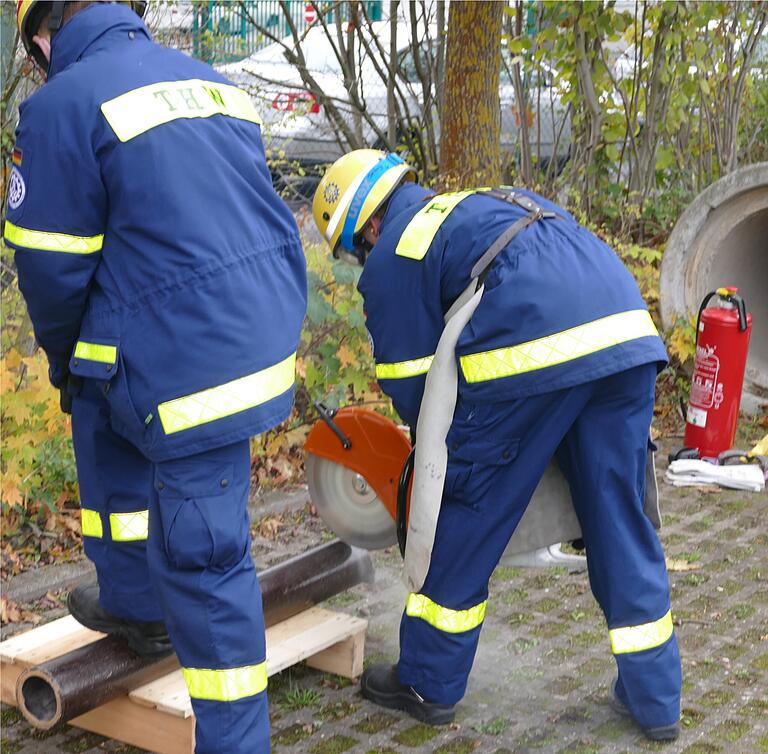 Der Trennschleifer musste erst in Betrieb genommen, dann ein Tonrohr durchtrennt werden. Der Trennschleifer musste erst in Betrieb genommen, dann ein Tonrohr durchtrennt werden.