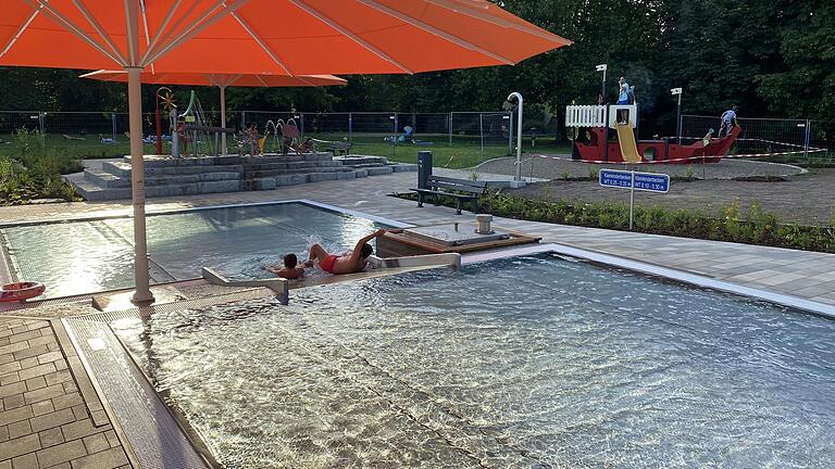 Der Kinderbereich ist im Kitzinger Freibad auf der Mondseeinsel neu gestaltet worden und hat jetzt neben den Wasser-Attraktionen auch ein Piratenschiff zu bieten. Ob Volkach sich dort Ideen abschaut?